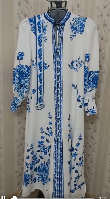 Платье нарядное, эффектное.