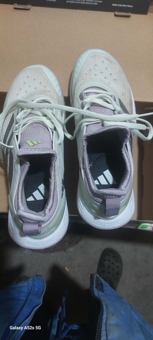 Vand adidasi pentru tenis marca ADIDAS.Stare foarte buna .