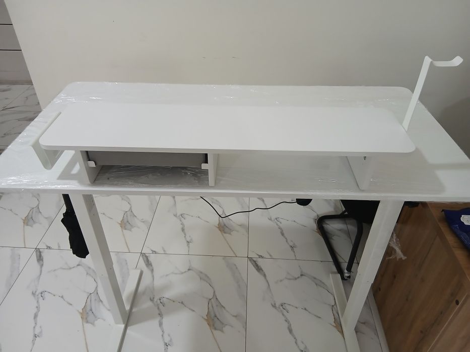 Регулируемый по высоте компьтерный стол King Smith