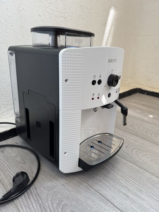 Компактен Кафеавтомат Krups Essential EA8105 (15 Bar, Метална мелачка, Еспресо), Кафемашина