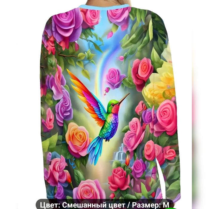 Женская блузка с цветочным принтом.