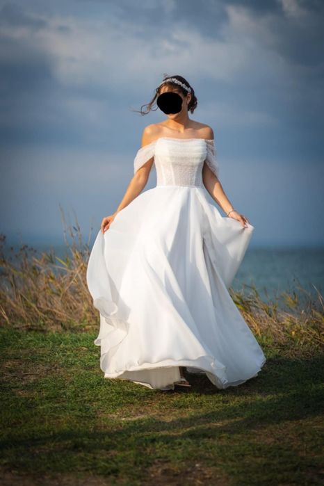 Сватбена рокля с паднали рамене