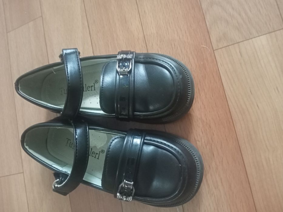 Продам две обуви детские