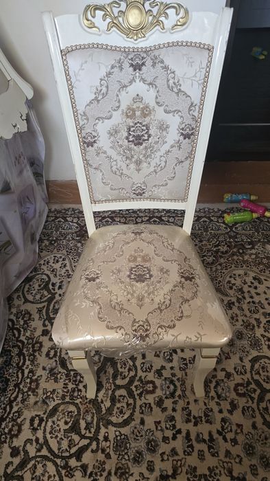 Стол и стулья. Стульчиков 12штук. Хороший не поломанный.  Б/у. )))