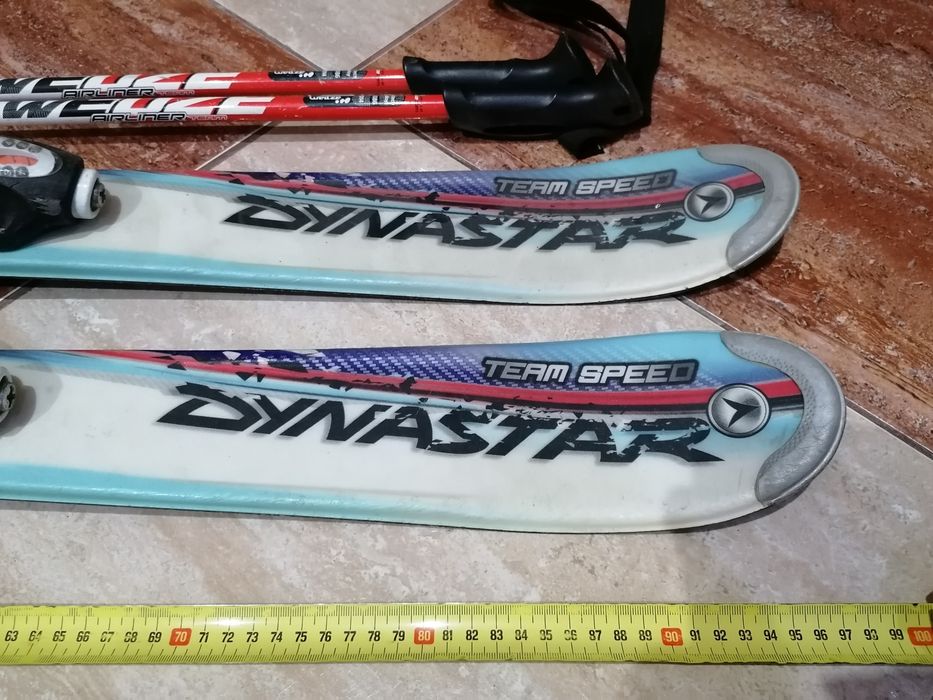 Ski-uri, bețe, cască.