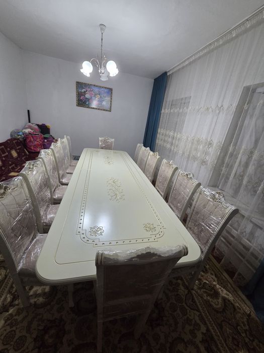 Стол стулья в новом состоянии