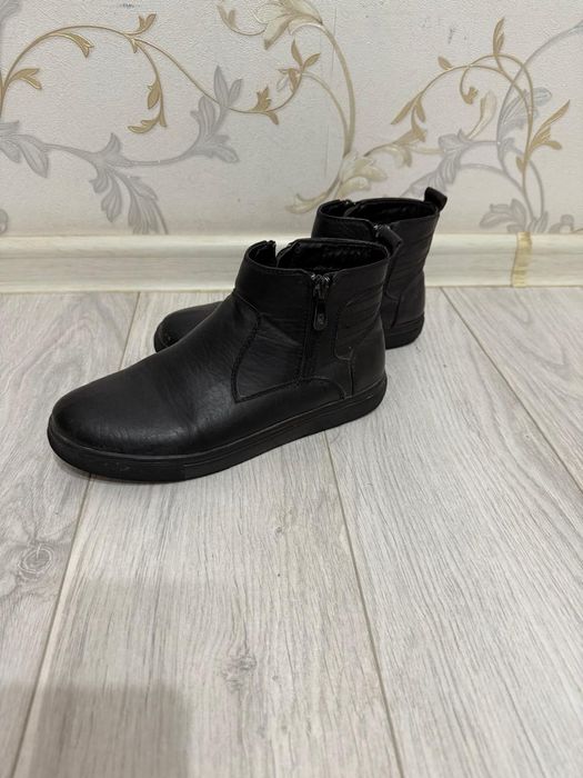 Подростковые ботинки