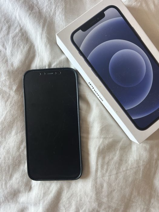 Iphone 12(с подарък калъфи и протектори за камерите)