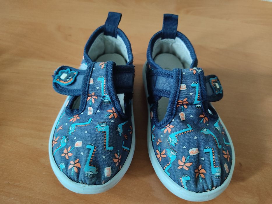 Продам две пары детской обуви