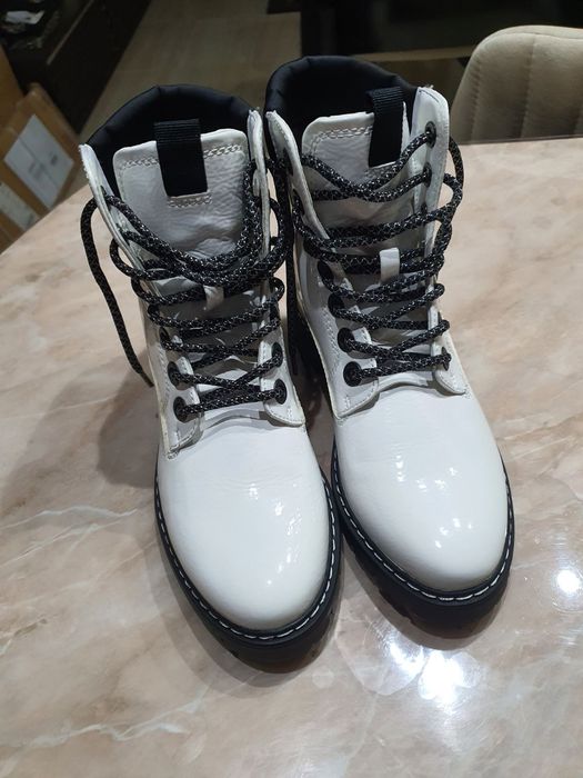 Лачени боти, бял цвят