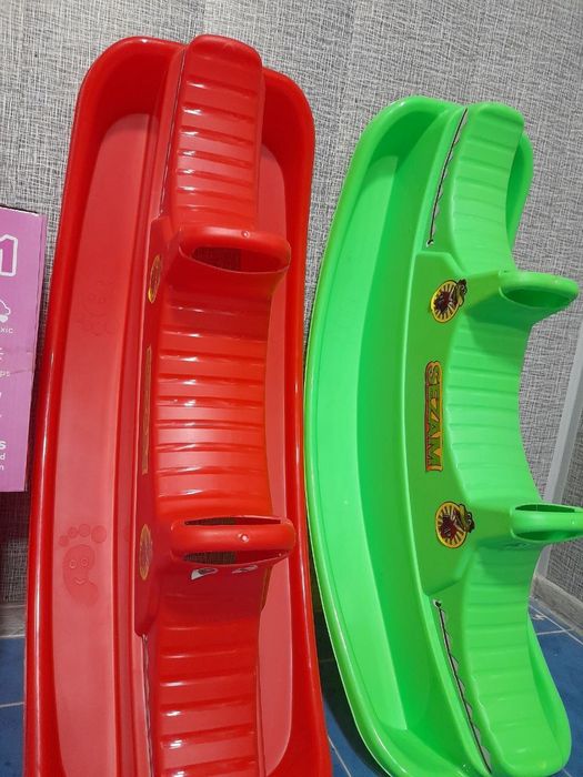 Качеле Лодка качале SEZAMВ наличии есть только жёлтый и синий свети
Юн