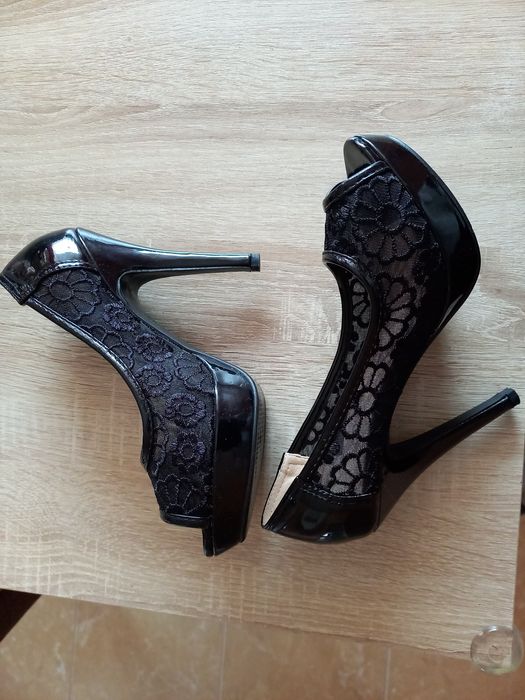 Pantofi cu toc,de gala,marimea 36.Pret.30 lei.