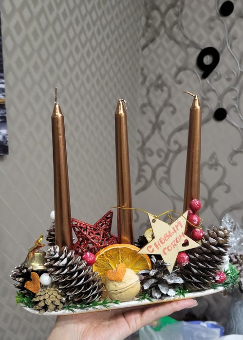 Подсвечники со свечами.