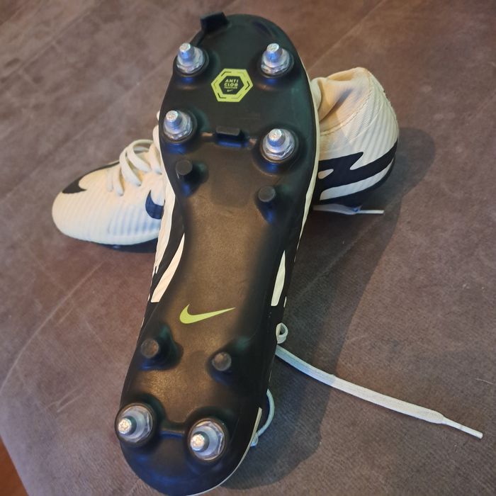 Футболни бутони Nike