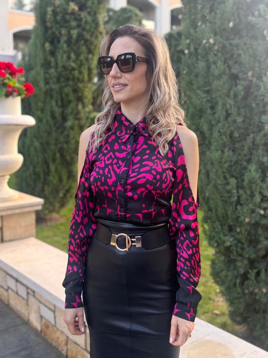 Дамска сатенена риза в черно-розов животисни принт с голи рамене