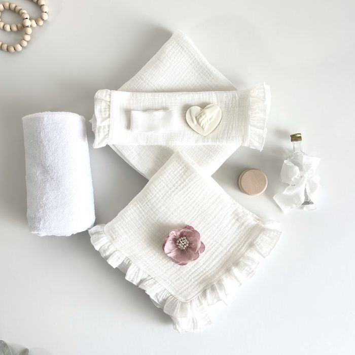 Trusou personalizat pentru botez din muselina si Cutie pentru trusou