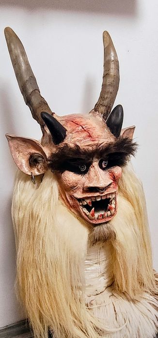 Masca krampus, coarne vita, blana oaie