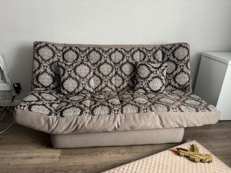 Диван в хорошем состоянии !