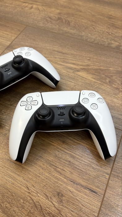 Продавам Sony PlayStation 5 DualSense 2 контролера