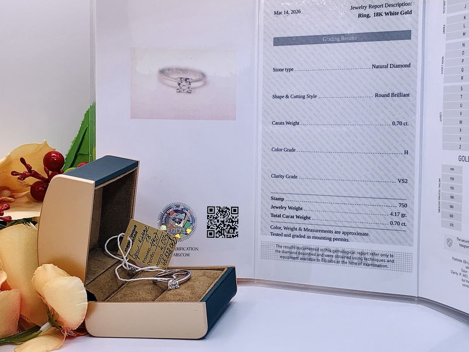 Роскошное золотое кольцо с крупным бриллиантом