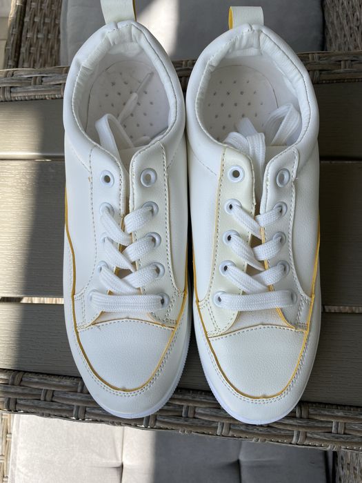 Обувки бели нови