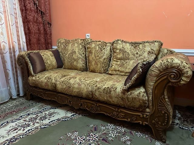 Диван семиместный продаю в хорошем почти новом состоянии, мягкий