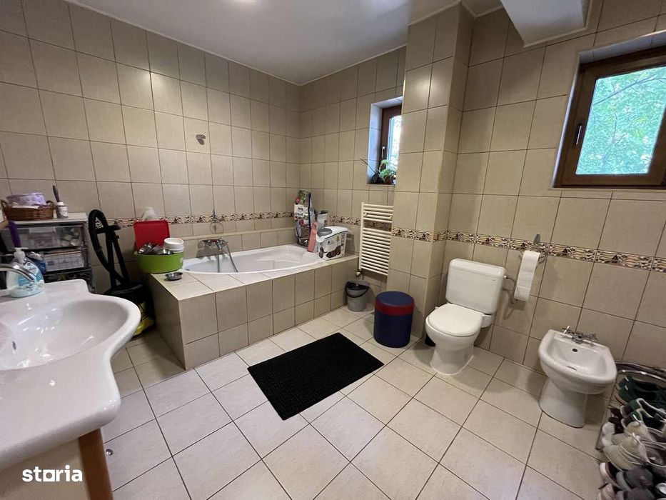 Vila 10 camere + / Valea Oltului / 620 mp utili / 2190 mp curte