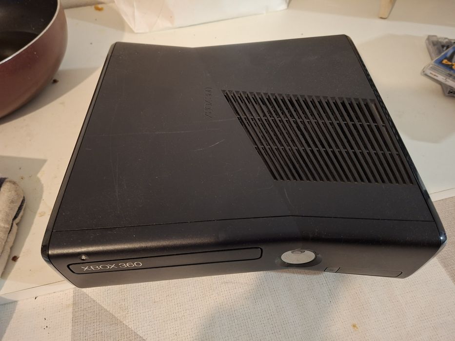Vând   consola Xbox 360