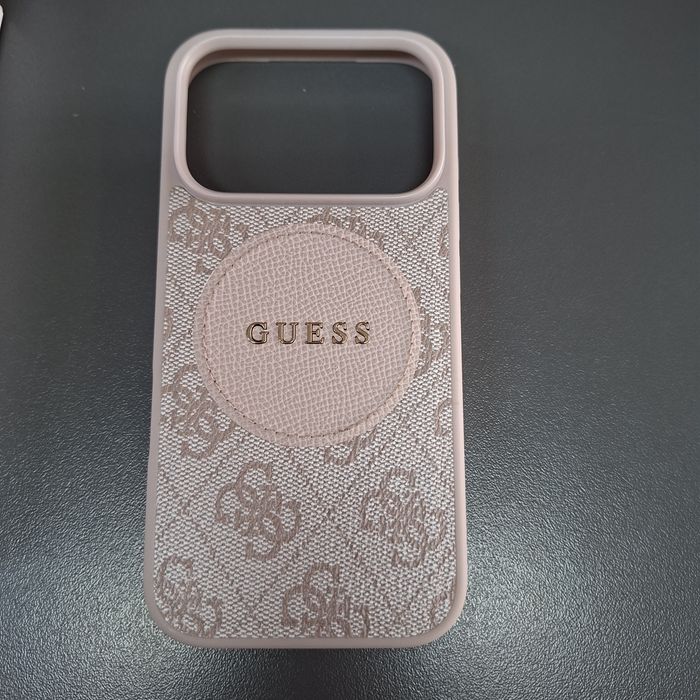 Твърд кейс лого  Guess за iPhone 18 Pro 17 Pro гръб с кожен розов дизайн