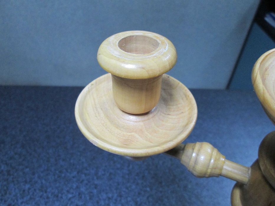 Продавам старинен дървен СВЕЩНИК-изключително рядък