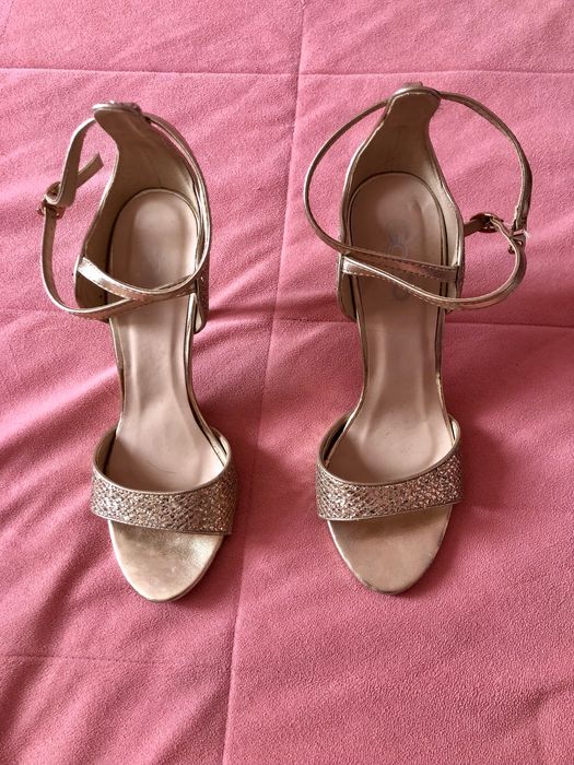 Елегантни златисти дамски  обувки