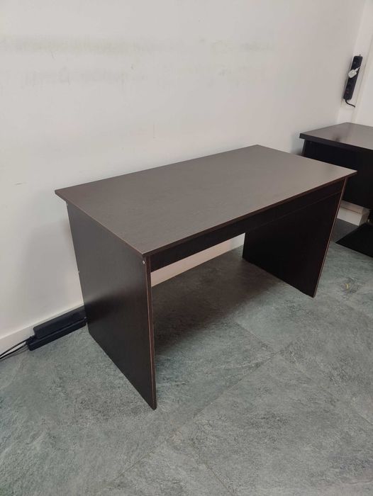 Стол офисный, без ящиков.