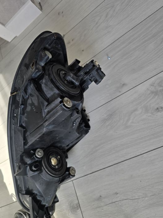 Продам фары от Авенсис версо