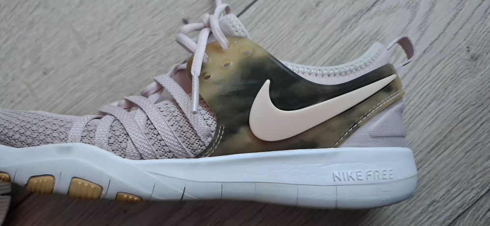 Маратонки Nike и Skechers