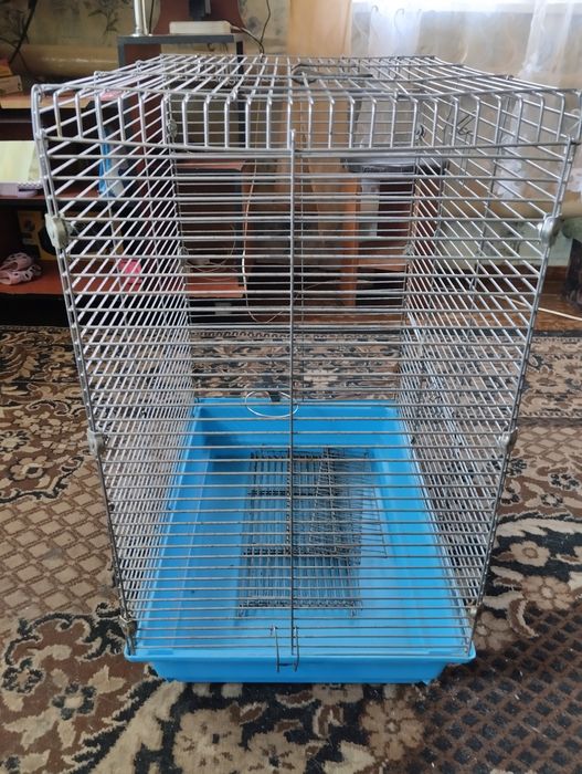 Продам большую клетку.