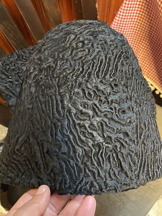 Caciula de astrahan din pei