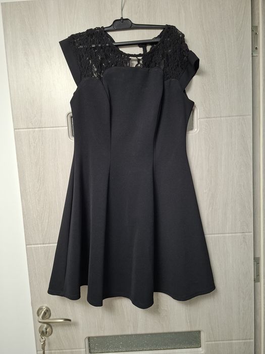 Rochie neagra  cu umeri din dantela cu fermoar si un nasture la spate
