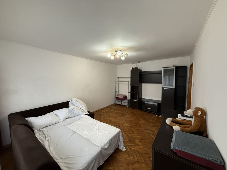 Apartament cu trei camere de vanzare sau chirie si loc de parcare