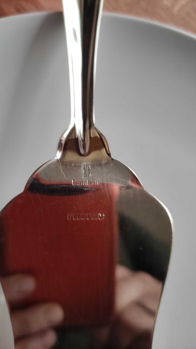 Две посребрени шпатули за сервиране на сладкиш