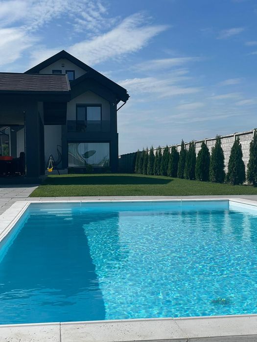 Casă superbă cu piscină lângă pădure cu acces privat