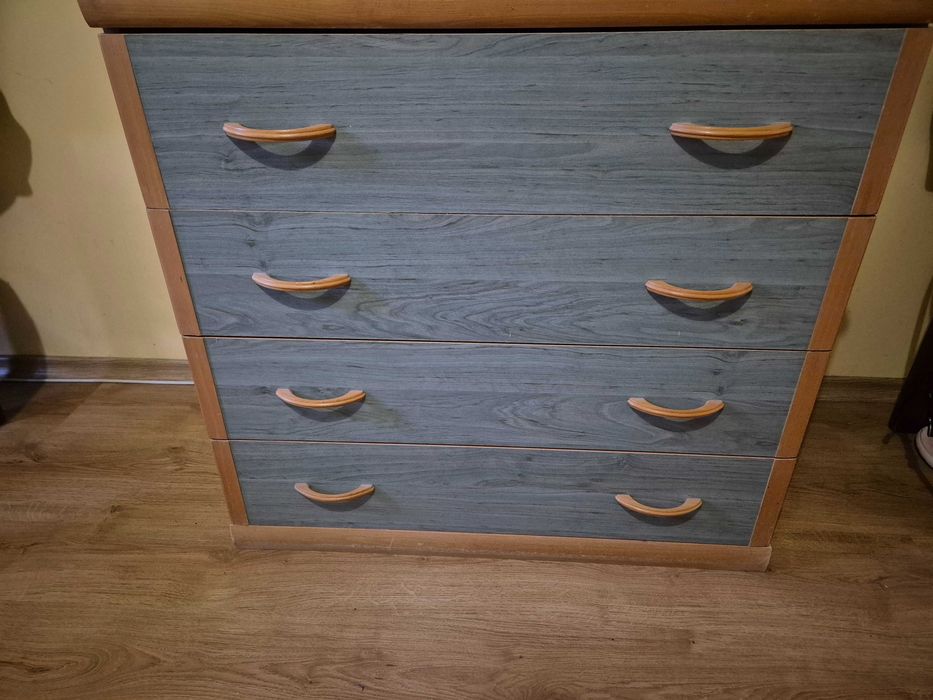 Спален комплектПродавам спален комплект в много добро състояние. Състоящо се от
гардероб, спалня със с нощни шкафчета и скрин .Размери на леглото 164/