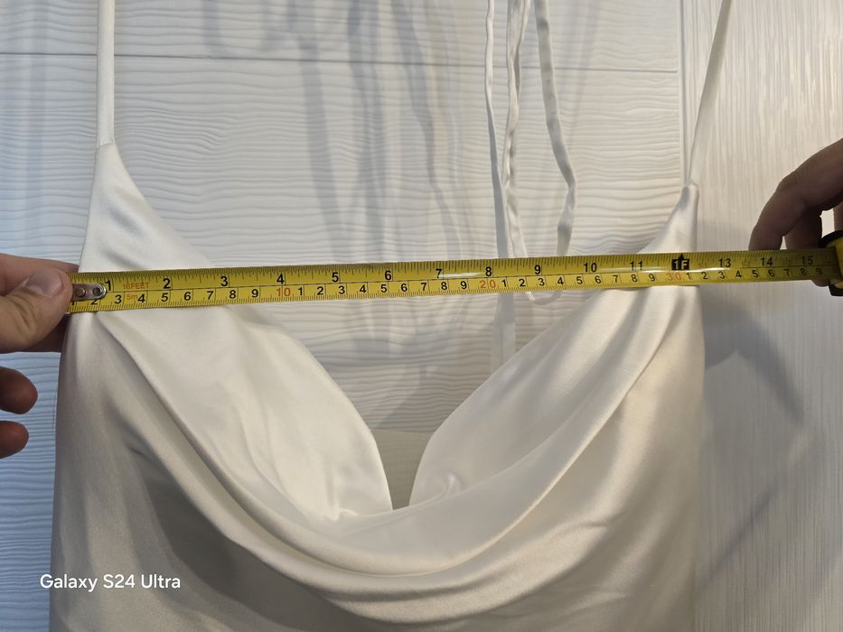 Бяла дълга рокля