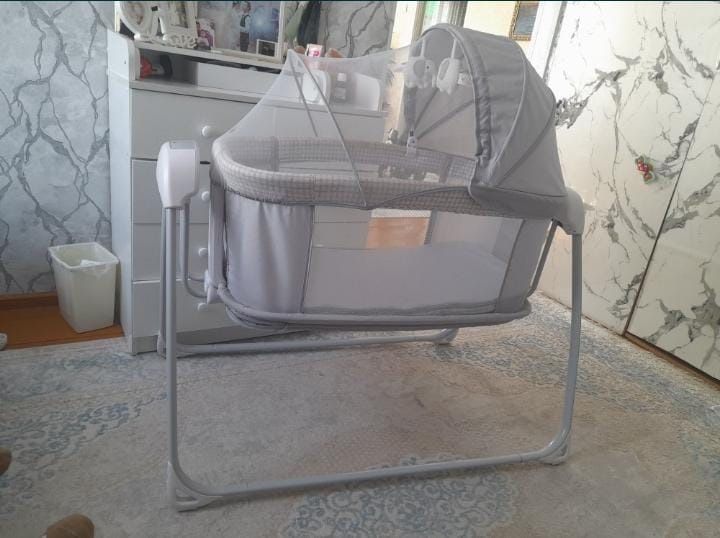 Продам детскую кровать качалку