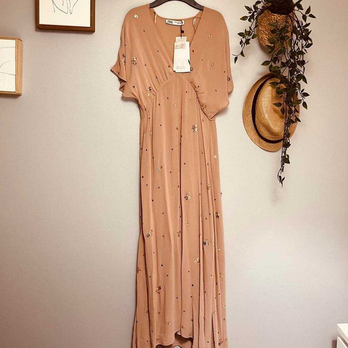 129 EUR Zara rochie midi lunga brodata fluida piersica paiete