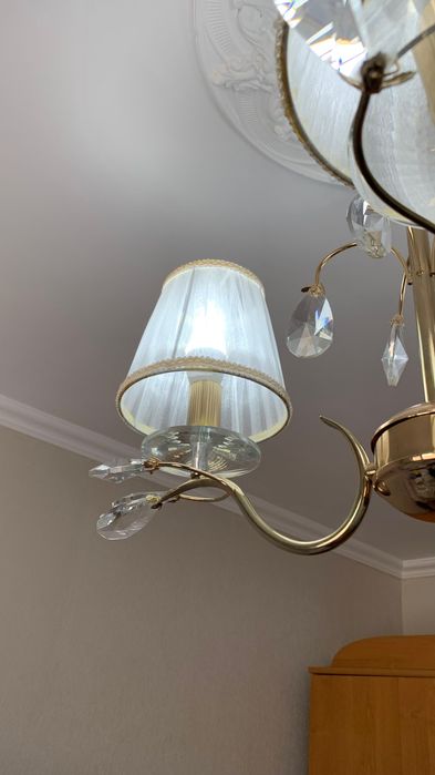 Продам 2 люстры 3 и 5 рожковые.