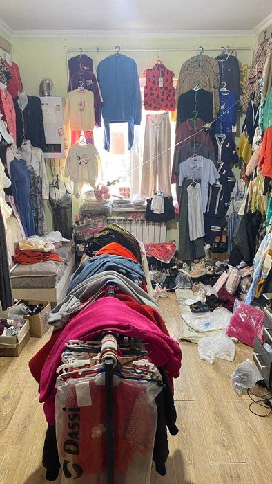 Qorasuv 1da 1-qavatda 2 xonalik dom sotiladi