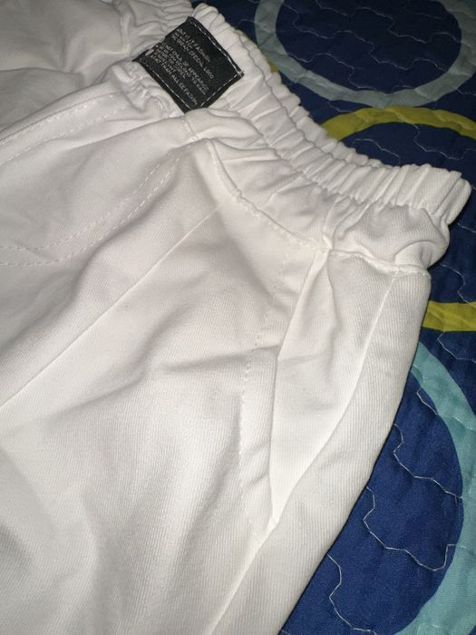 Продам белые джинсы новые