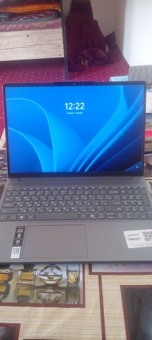 Lenovo ноутбук яхши ҳолатда. Тез ишлайди, SSD хотираси бор, батареяси