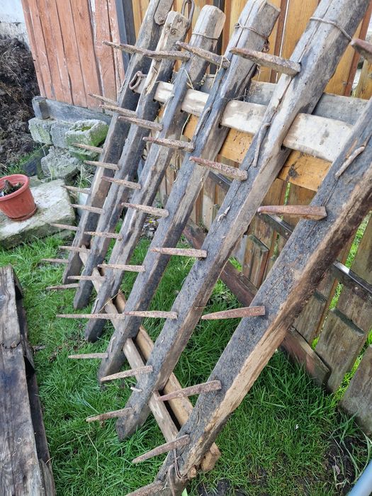 Grapa din lemn veche duoa  animale