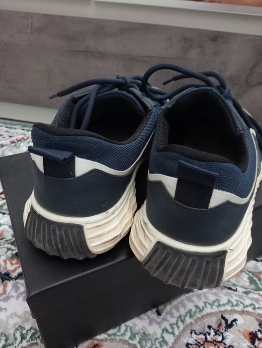 Продам кроссовку BOSS, оригинал, размер 42